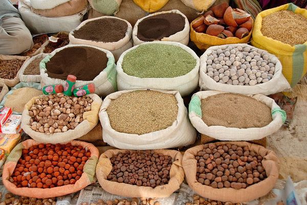 Majority World CIC 아티스트의 Assorted spices sold at an open market at the village fair-known as Haat-Nagpur-Maharashtra-India작품입니다.